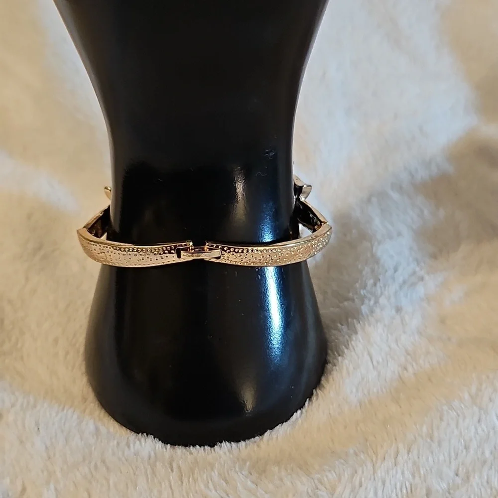 Lavencious Intricate Gold Leaf Ring with Crystals. - Picture 4 of 4